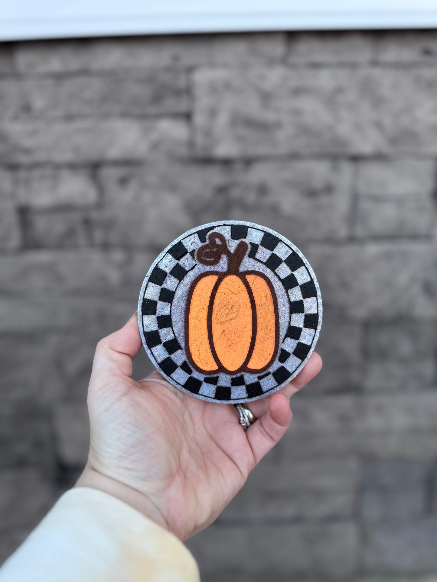 Checkered round w pumpkin