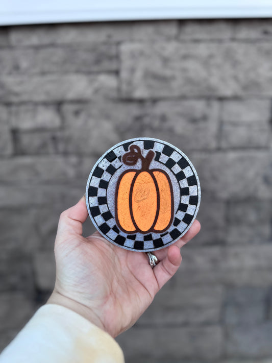 Checkered round w pumpkin